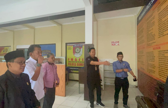 Foto: Komisioner Komisi Informasi (KI) Kabupaten Sumenep, saat kunjungan kerja di pusat layanan publik SKCK Polres Sumenep.