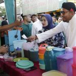 Foto: Bupati Sumenep Achmad Fauzi didampingi ketua TP PKK Nia Kurnia, saat mengunjungi stan bazar takjil, di lapangan kesenian Gotong Royong, Kelurahan Pajagalan, Kota Sumenep.