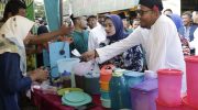 Foto: Bupati Sumenep Achmad Fauzi didampingi ketua TP PKK Nia Kurnia, saat mengunjungi stan bazar takjil, di lapangan kesenian Gotong Royong, Kelurahan Pajagalan, Kota Sumenep.