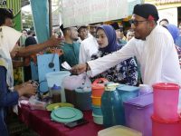 Foto: Bupati Sumenep Achmad Fauzi didampingi ketua TP PKK Nia Kurnia, saat mengunjungi stan bazar takjil, di lapangan kesenian Gotong Royong, Kelurahan Pajagalan, Kota Sumenep.