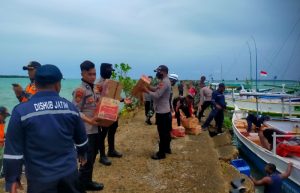 Kapal Perang TNI AL Tak Bisa Sandar di Dermaga Masalembu, Bantuan Logistik Diangkut Menggunakan Perahu