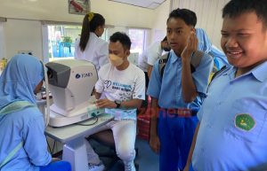 Masyarakat Sekitar Rel Kereta Api Periksa Kesehatan di Gerbong Rail Clinic dan Rail Library