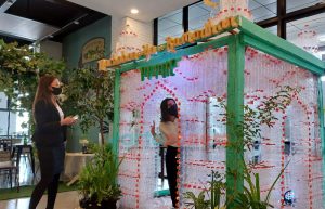 Miniatur Masjid dari Ribuan Botol Plastik Bekas, Jadi Pajangan Lobi Hotel di Jember