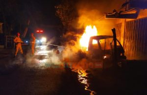 Mobil Pickup Muat Belasan Drum BBM Solar di Jember Terbakar