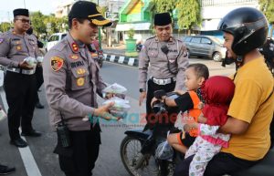 Ngabuburit Ala Polisi di Sumenep, Bagi-Bagi Takjil kepada Pengguna Jalan
