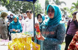 Perdana, TP PKK Jember Buka Pasar Murah di Kecamatan Kalisat