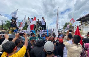 Ratusan Buruh Unras di Depan Pendapa Bupati Jember, Tuntut Gaji UMK 6 Tahun Tak Ada Perubahan
