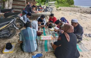 Terkendala Jaringan, PPS Desa Banmaleng Lakukan Sinkronisasi Data Pemilih di Pinggir Pantai