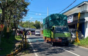 Warga Resah Lalu Lalang Truk Besar, Persoalan Bertambah Portal Ditemukan Patah Diduga Dirusak