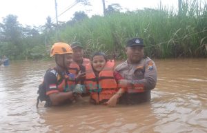Banjir Rendam Ratusan Rumah di Jember, Sebabkan Tanah Longsor
