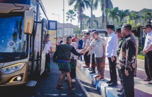 Bupati dan Wabup Jember Lepas Sambut Ratusan Pemudik Gratis 2023