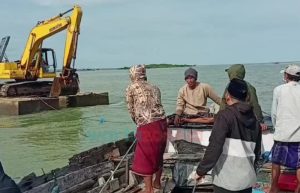 Hentikan Paksa Pembangunan Tambak Garam, Warga Gersik Putih ”Sandera” Excavator
