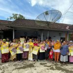 Caption: Wanita Preneuer Dian Indriasari Indra foto bersama usai memberikan pelatihan kepada ratusan emak-emak di Jember.