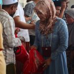 Foto: Penyaluran paket sembako dari anggota DPR RI Fraksi PDI Perjuangan MH Said Abdullah, kepada masyarakat di Kabupaten Sampang, Madura, Rabu (12 April 2023).