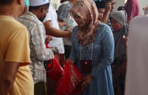 PDI Perjuangan Salurkan Puluhan Ribu Paket Sembako di Sampang Jelang Lebaran