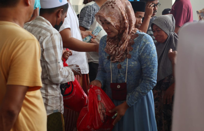 Foto: Penyaluran paket sembako dari anggota DPR RI Fraksi PDI Perjuangan MH Said Abdullah, kepada masyarakat di Kabupaten Sampang, Madura, Rabu (12 April 2023).