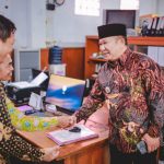 Caption: Bupati Jember Hendy Siswanto saat anjangsana ke beberapa Kantor Dinas, Kamis (27/4/2023).