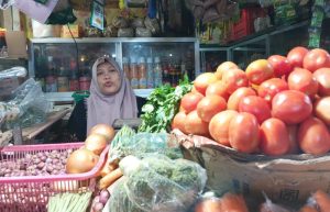Jelang Lebaran, Harga Daging Ayam dan Tomat di Jember Melonjak Tinggi