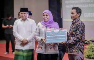 Kunjungi Jember, Gubernur Jatim Bagikan Bantuan Baznas
