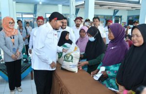 Kurangi Beban Masyarakat, Bupati Sumenep Salurkan Beras kepada 121.137 Penerima