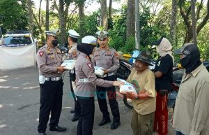Pantau Jalur Mudik Gumitir, Puluhan ‘Awe-Awe’ Dapat Perlengkapan dan Pelatihan Atur Lalu Lintas