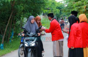 Pupuk Kepedulian kepada Sesama, OSIS MA Al-Arief Jate Begi-Bagi Takjil dan Paket Sembako