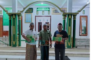 Sebanyak 300 Al Quran Diantarkan ke 40 Musala dan Masjid di Lereng Gunung Jember, Ini Alasannya