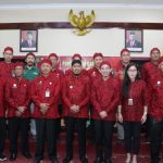 Foto: Pengukuhan Tim Percepatan Akses Keuangan Daerah (TPAKD), di ruang rapat Graha Arya Wiraraja lantai II Kantor Bupati, Selasa (23 Mei 2023).