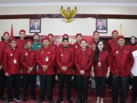 Foto: Pengukuhan Tim Percepatan Akses Keuangan Daerah (TPAKD), di ruang rapat Graha Arya Wiraraja lantai II Kantor Bupati, Selasa (23 Mei 2023).