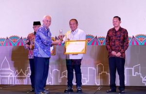 Bupati Hendy Sabet Penghargaan Tokoh Penggerak Keinsinyuran