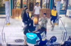 Kamera CCTV Rekam Perkelahian Antar Pemuda di Masjid, Diduga Akibat Mabuk Miras