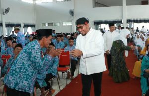 Lepas Keberangkatan Jamaah Haji, Bupati Achmad Fauzi Sematkan Pesan Jaga Kesehatan
