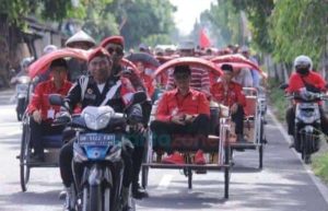 Naik Becak Diiringi Musik Patrol, 50 Bacaleg PDI Perjuangan Daftar ke KPU Jember
