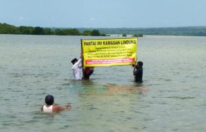 Pasang Plakat, Warga Gersik Putih Sumenep Ancam Pidanakan Perusak Laut