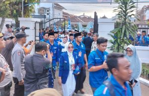 Pawai Jalan Kaki 4 Km Bersarung dan Diiringi Musik Hadra, PAN Daftar Bacaleg ke Kantor KPU Jember