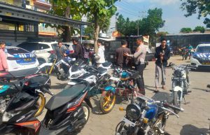 Puluhan Motor di Jember Ditilang Polisi, Syaratnya Boleh Dibawa Pulang Asal Sungkem Orang Tua Dulu