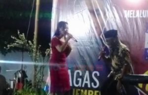 Detik-Detik Kades di Jember ‘Ambruk’ Saat Nyanyi Bareng Biduan, Mantan Pedagang Ayam yang Dikenal Baik Oleh Warga