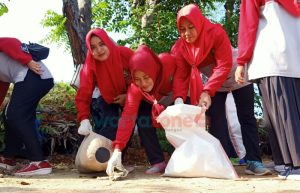 Aksi Pungut Sampah di Pantai Matahari Lobuk, Kades Saleh: kami berharap ada program tindak lanjut