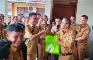 Bupati Nias Serahkan Bantuan Cadangan Pangan Pemerintah Kepada Masyarakat