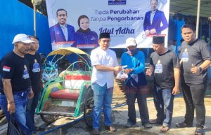 Demokrat Sumenep Berkurban, Salurkan Tiga Ekor Daging Sapi Kepada Kaum Dhuafa hingga Abang Becak