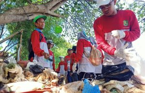 Hari Lingkungan Hidup Sedunia, DLH Sumenep Gelar Aksi Pungut Sampah di Pantai Matahari Lobuk
