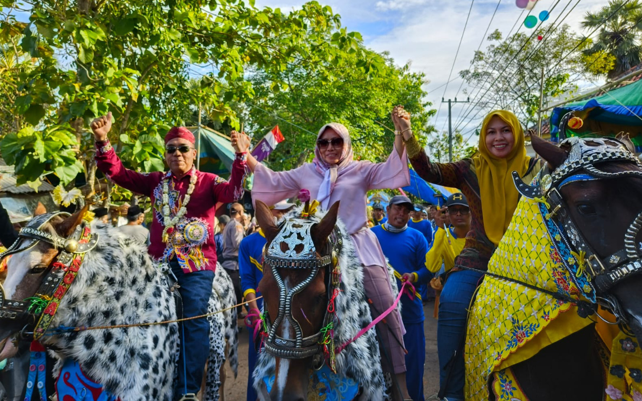 Foto: Camat Dungkek didampingi istri dan istri Kapolsek Dungkek, naik kuda saat karnaval budaya tasyakuran kelulusan PAUD Ar Rahman.