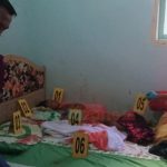 Foto: Aparat kepolisian saat melakukan olah TKP peristiwa berdarah ibu kandung gorok leher anaknya di Dusun Sumberlanas, Desa Harjomulyo, Kecamatan Silo, Jember.
