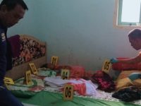 Foto: Aparat kepolisian saat melakukan olah TKP peristiwa berdarah ibu kandung gorok leher anaknya di Dusun Sumberlanas, Desa Harjomulyo, Kecamatan Silo, Jember.