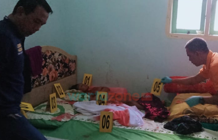 Foto: Aparat kepolisian saat melakukan olah TKP peristiwa berdarah ibu kandung gorok leher anaknya di Dusun Sumberlanas, Desa Harjomulyo, Kecamatan Silo, Jember.