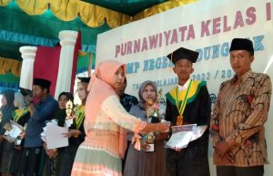 Peduli Pendidikan, Kades Romben Guna Beri Apresiasi Siswa Berprestasi