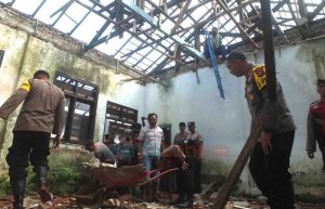 Selama 5 Tahun Dua Kelas SD Ini Rusak, Akhirnya Dapat Perbaikan Dari Polres dan Pemkab Jember
