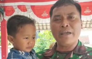 Bocah Umur 3 Tahun Nangis Digendong Tentara, Ini Ceritanya