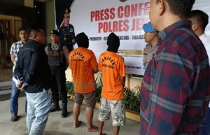 Dua Pria Penjual Pistol Rakitan Asal Banyuwangi Diringkus Polisi Dekat Konter HP di Jember