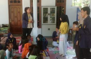 LPMD Lobuk Bersama Mahasiswa KKN UTM Gelar Pelatihan Pengelolaan Sampah